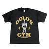 Свободная футболка с коротким рукавом с классическим принтом Gold's Gym California, включая смелое изображение бодибилдера, поднимающего вес