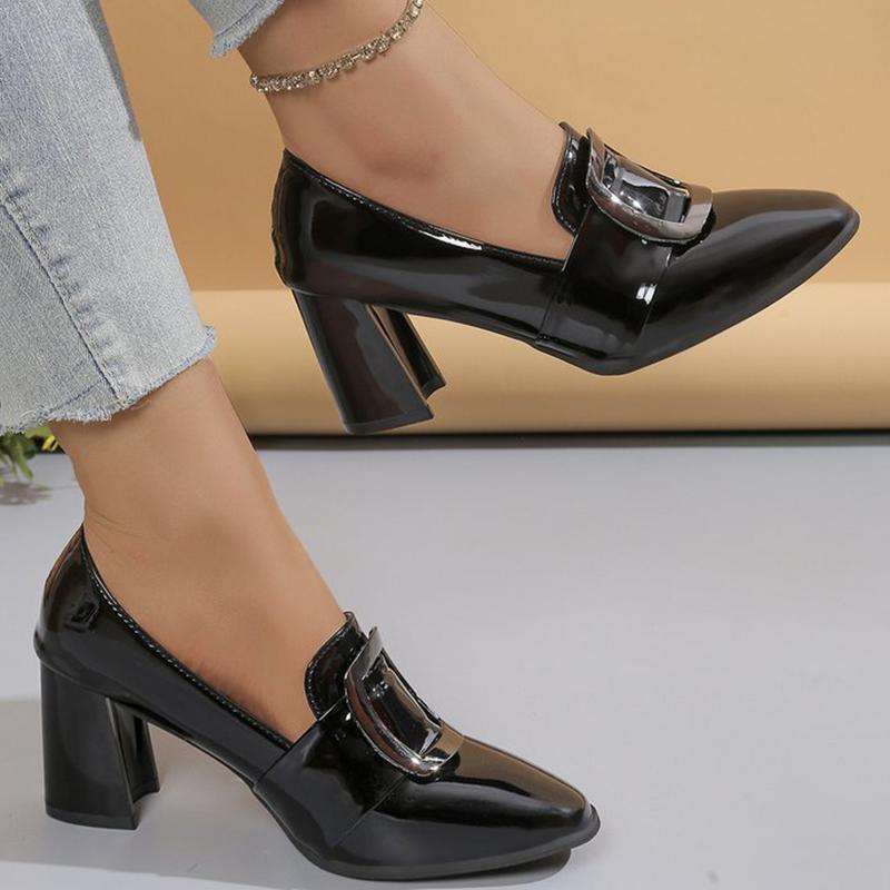 Модные черные туфли-лодочки на каблуке из искусственной кожи для женщин 2025 ретро металлическая отделка слипоны женские туфли квадратный носок нескользящие туфли на высоком каблуке для дам