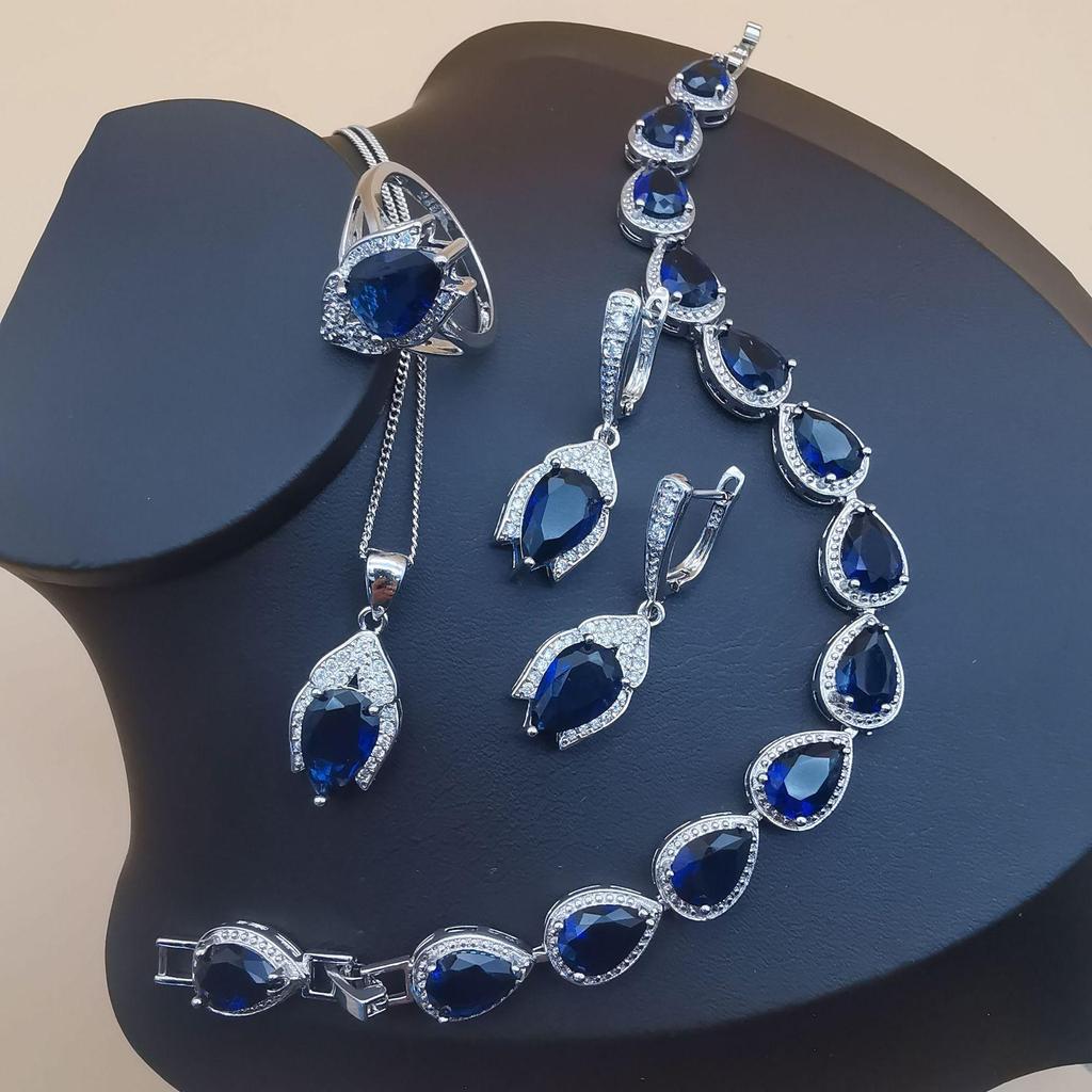 Комплект украшений из четырех украшений из кристаллов танзанита ромбовидной формы в европейском и американском стиле.