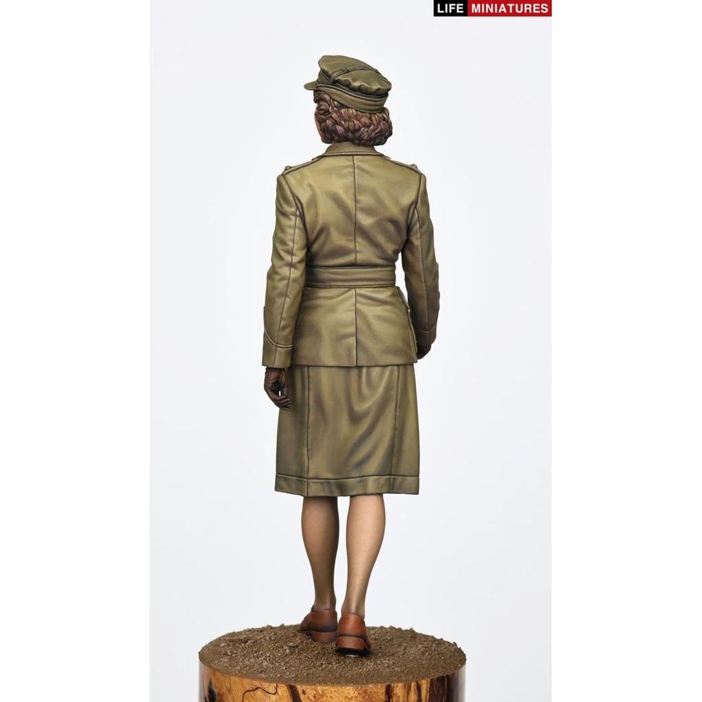 Life Miniatures 1/35 Вторая мировая война Британская ATS Шагающий младший лейтенант Елизавета Виндзор 1945 Неокрашенный полимерный модельный набор LM-35005