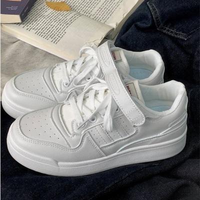 Маленькие белые туфли в гонконгском стиле, супер огонь, универсальные, увеличивающие рост, повседневная обувь, детские, весна 2025, новые студенческие спортивные кеды на платформе