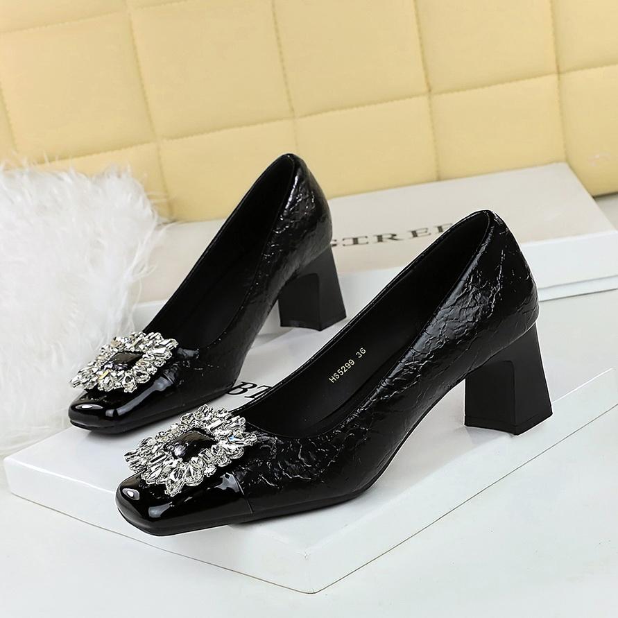 Женские туфли на толстом каблуке, средний каблук, квадратный носок, вставки из стразов для эффекта похудения, одинарная пряжка из стразов