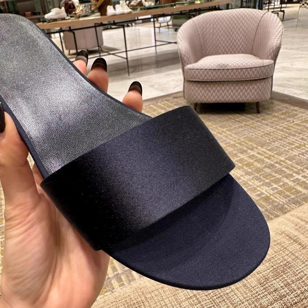 Модные шлепанцы на одно слово для женщин Лето 2025 Простые кожаные с открытым носком Женская обувь Пляжная обувь Французские нишевые сандалии Для улицы