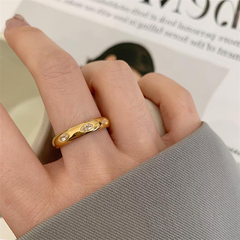 Ретро-модное кольцо из 18-каратного золота с зелеными и белыми бриллиантами неправильной формы