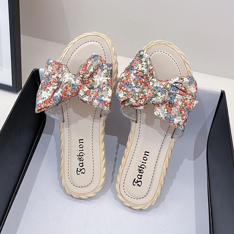 Новые женские тапочки, сандалии и тапочки Цветочные банты Универсальная верхняя одежда Пляжные шлепанцы с плоской подошвой Модные универсальные шлепанцы