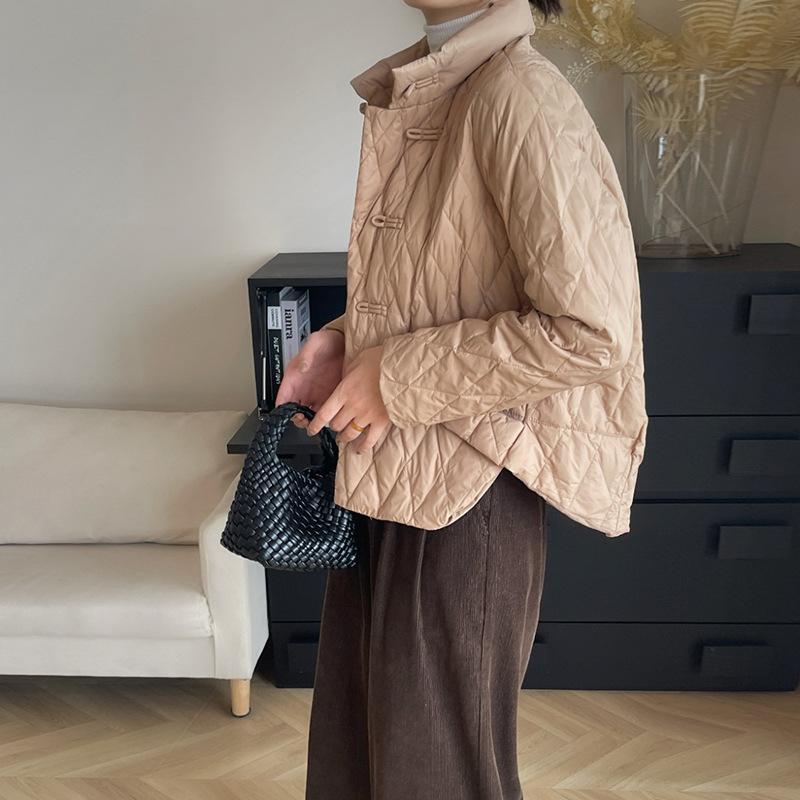 Короткая куртка-пуховик на пуговицах женская зимняя новинка 2024 года в стиле ретро с литературным рисунком и теплая легкая куртка с ромбовидным узором