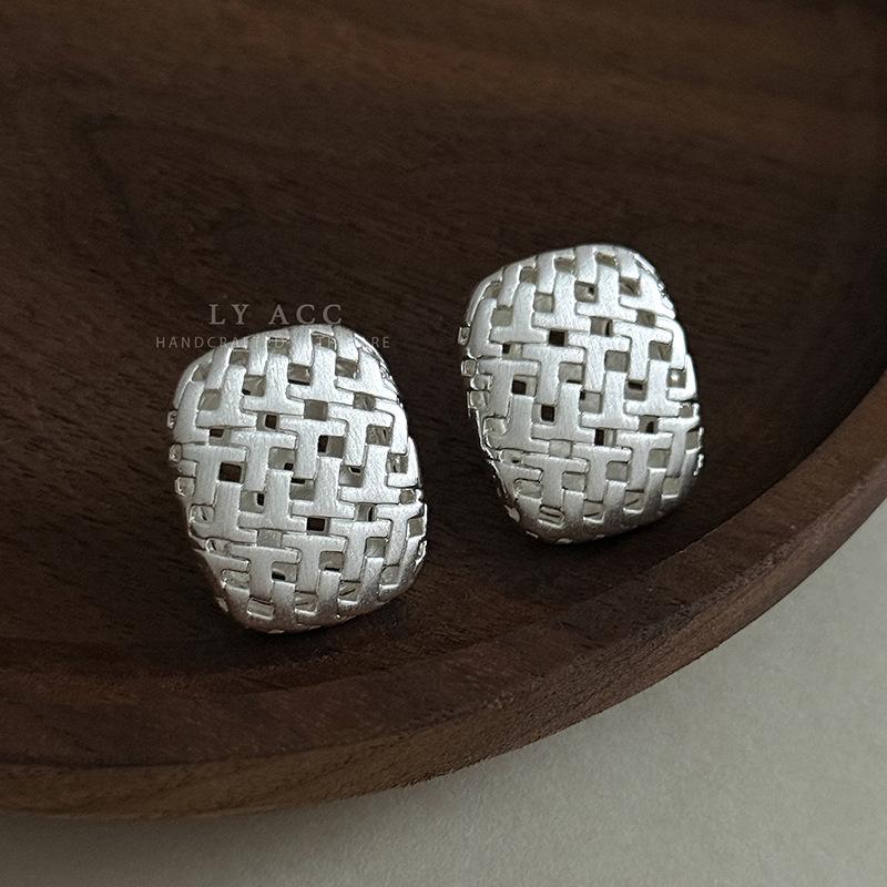 Retro woven pattern hollow stud earrings, high-end sense, cold and simple, personalized earrings, niche design, commuter versatile earrings