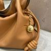 Высококлассный брелок-подвеска Loewe Small Pebble с сумкой на удачу