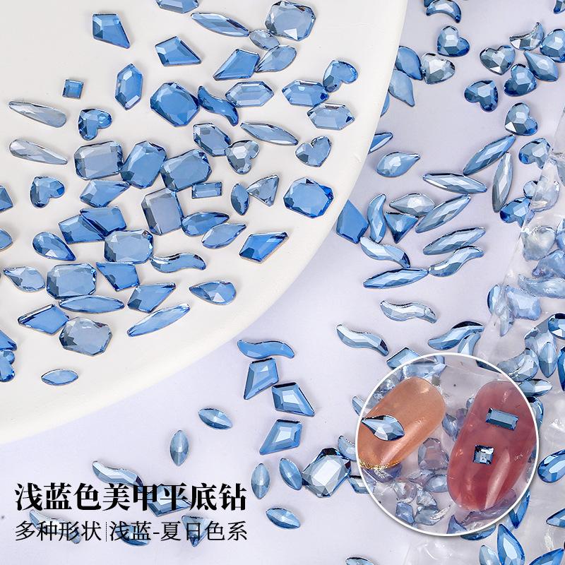 Украшения для нейл-арта своими руками из голубых бриллиантов особой формы, синих каплевидных бриллиантов особой формы с плоским дном.