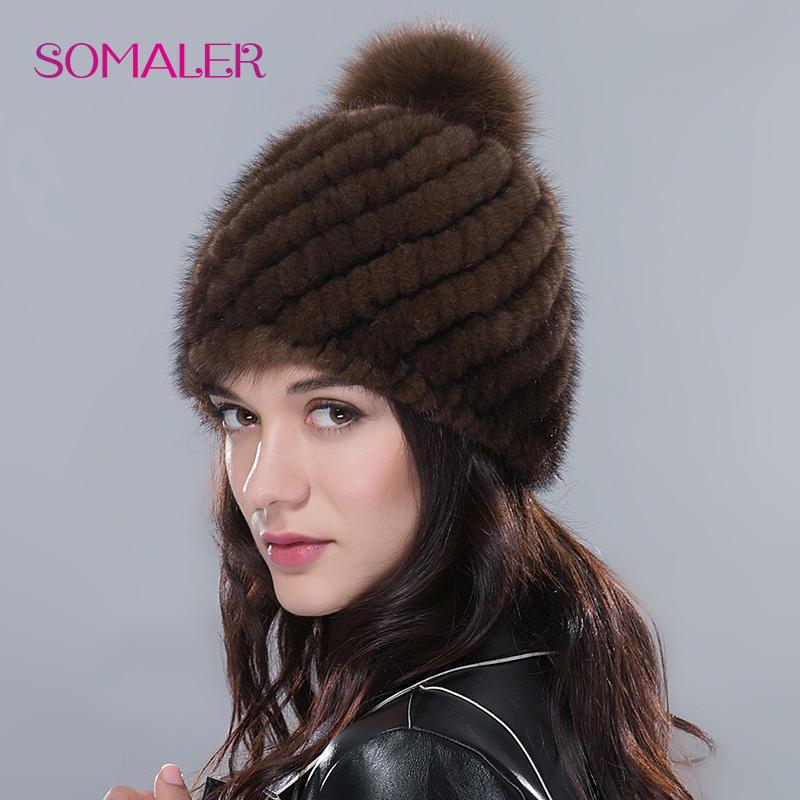 Зимняя шапочка с помпоном из натурального меха