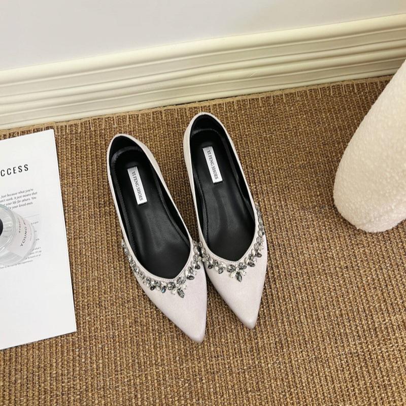 Модные туфли-лодочки женские 2025 лето темперамент острый носок телесный цвет стразы лакированная кожа на высокой черной лакированной плоской подошве