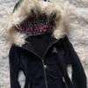 VAYLA Y2K Черная толстовка с капюшоном на молнии с меховым воротником Сексуальная женская толстовка Харадзюку Готика Принт с графикой букв Приталенное пальто