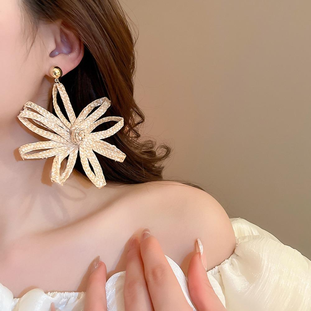 Zinc Zinc Alloy Straw Woven Earrings Elegant Hollow Floral Earrings Exaggerated Flower Ear Studs Vacation