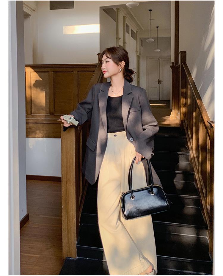 Женский модный пиджак весна-лето 2025 с надписью из стразов — серый, повседневный, универсальный, свободный крой.