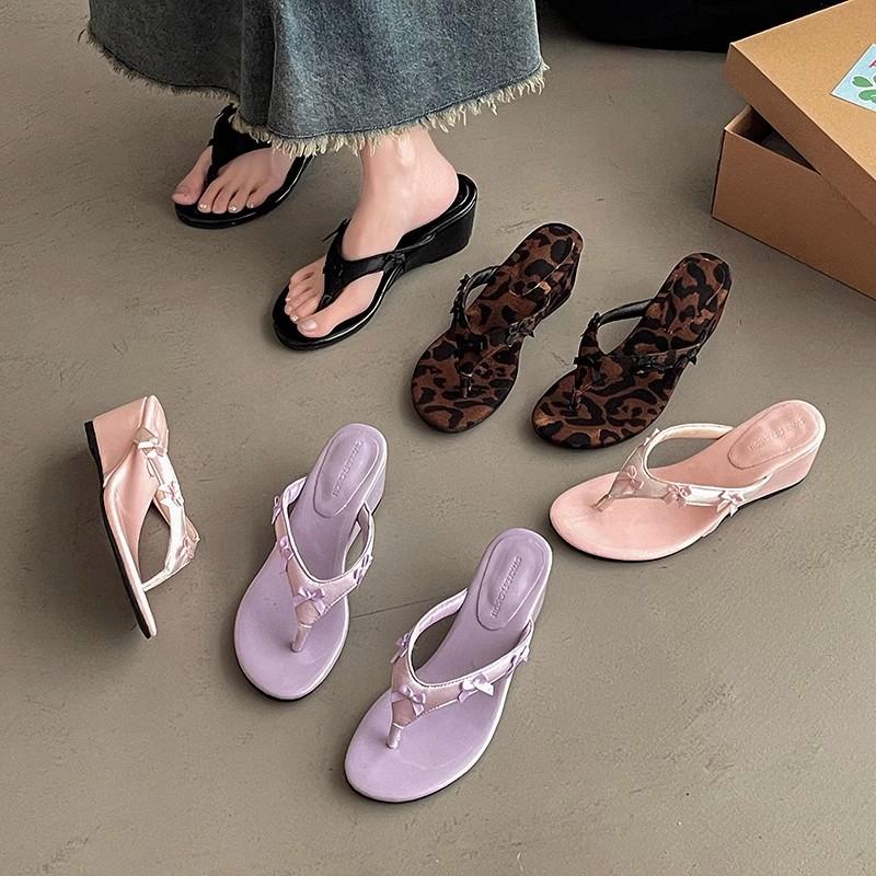 Маленький человек увеличивает высоту склона каблук зажимает ногу шлепанцы туфли женская обувь новые летние однотонные босоножки сандалии с носками