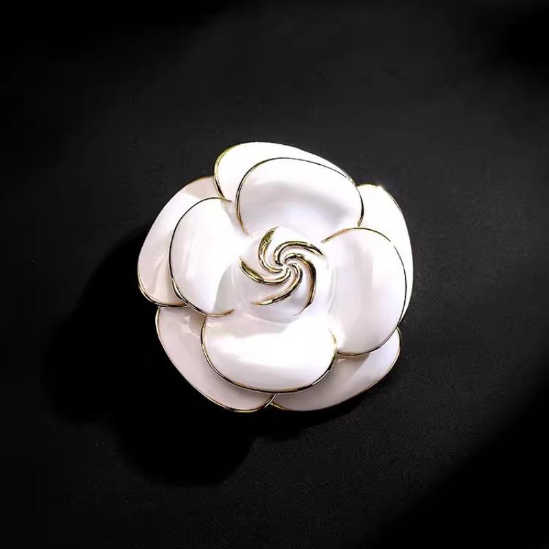 Xiaoxiangfeng Camellia Brooch, A High-end Feminine Charm, Retro and Versatile Brooch, Elegant and Grand Coat Pin