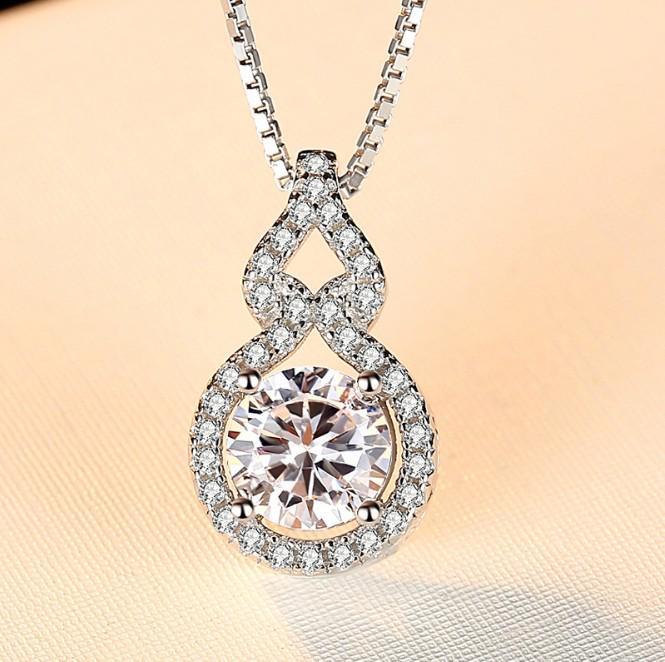 Ожерелье с муассанитом в форме сердца и четырехлистного клевера для женщин - Коллекция инфлюенсеров Xiaohongshu Douyin Kuaishou