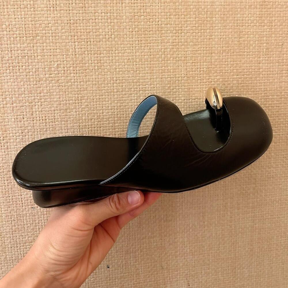 Женские тапочки с круглым носком для женщин с полыми металлическими носками, полутапочки на танкетке, женские мюли из натуральной кожи, повседневная пляжная обувь