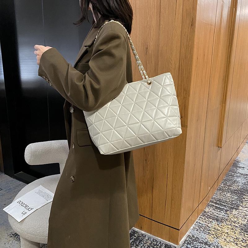 IELGY Lingge chain ladies large-capacity handbags simple trend