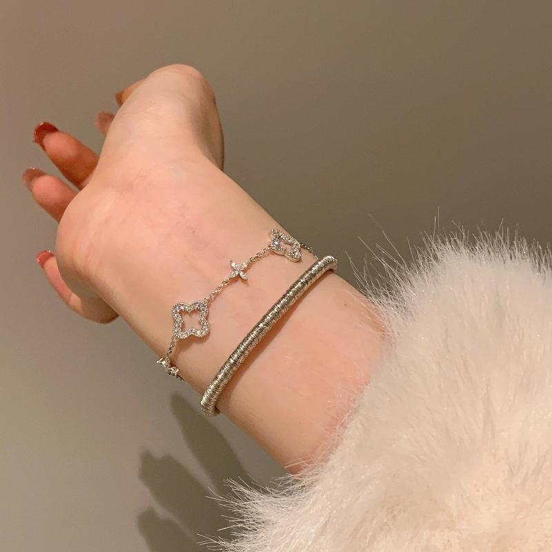 Light Luxury Retro Hollow Inlaid Four-Leaf Clover Bracelet Two-Color Super Flash Texture High-End Celebrity Hand Jewelry