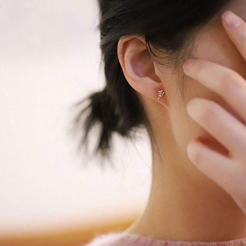 Car Flower Facet Shiny Leaves Earrings with Cute Japanese and Korean Niche Design Mini Earrings