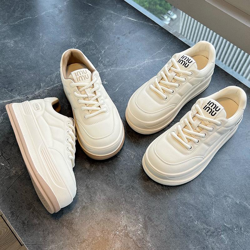 Новые кожаные маленькие белые туфли женские 2025 весна платформа хлебные туфли универсальные спортивные кеды женские повседневные низкие женские туфли