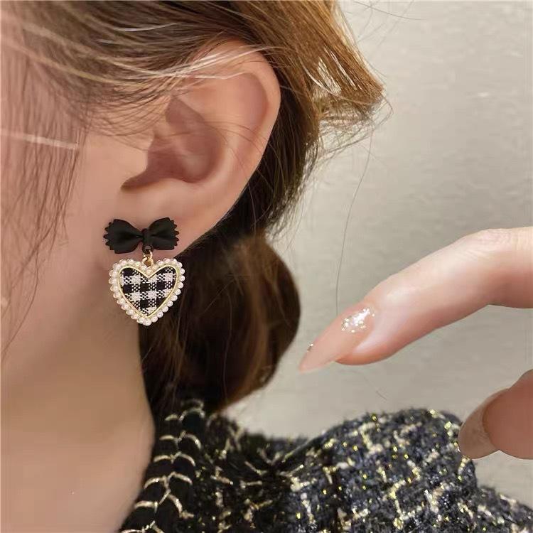 Серьги из серебра 925 пробы в европейском и американском стиле с элементами в японском и корейском стиле: банты, сердечки, жемчуг и клетчатые узоры.