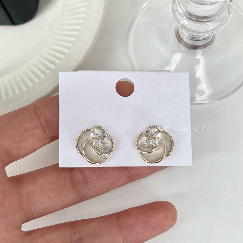 Осенне-зимние серьги-гвоздики 'Бабочка' с цирконами и эмалевыми цветами - Элегантные, Универсальные и Роскошные для Женщин