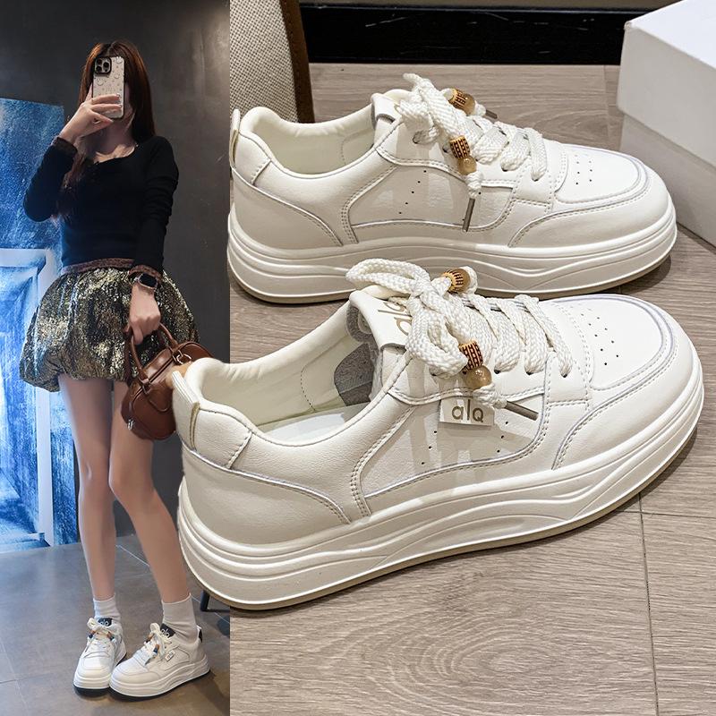 Мягкая кожа маленькие белые туфли женские 2025 новые весенне-осенние универсальные повседневные кеды ins трендовые дышащие нишевые спортивные туфли