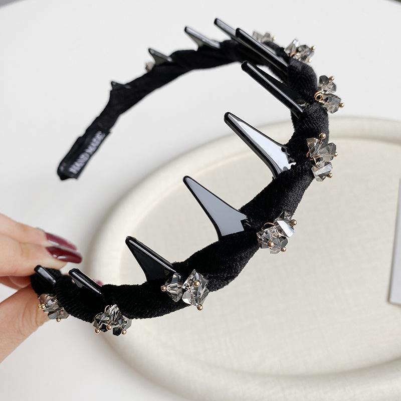 Элегантная волнистая повязка на голову со стразами и нескользящими зубцами для стильной прически