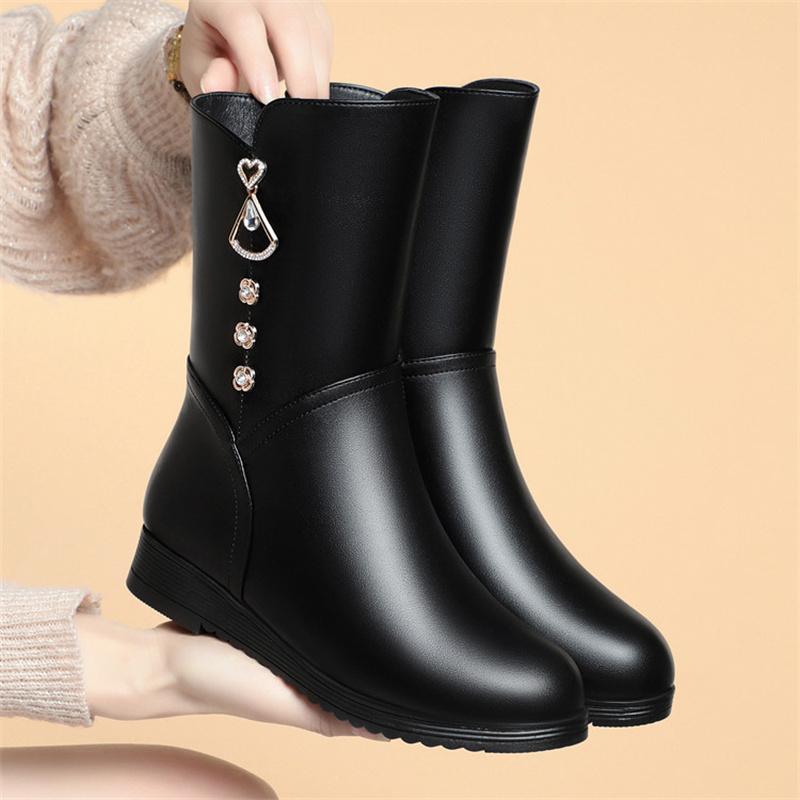 Зимние мягкие кожаные удобные теплые ботинки средней высоты для женщин, металлические декоративные хлопковые туфли, плюшевые плоские сапоги для снега для мам