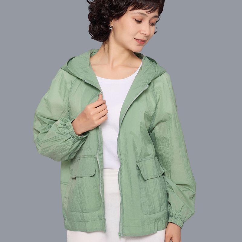 Солнцезащитная одежда для женщин, носящих легкую верхнюю одежду с длинными рукавами. Дышащая и дышащая солнцезащитная одежда с капюшоном для отдыха и пожилого возраста.