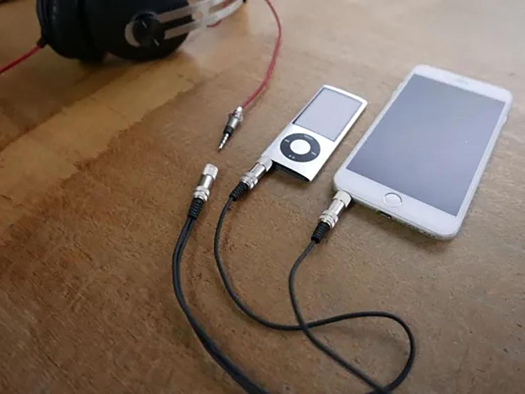 Bird Electronics DJ7BK Портативный DJ-микшер Два стерео мини Кожаный чехол Совместим с цифровым аудио Черный (Переиздание) Кабель, разъемы 3,5 мм, в комплекте,