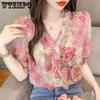 Женская летняя рубашка с V-образным вырезом и цветочным принтом, стильные оборки по краям и короткие рукава, розовый шифоновый топ