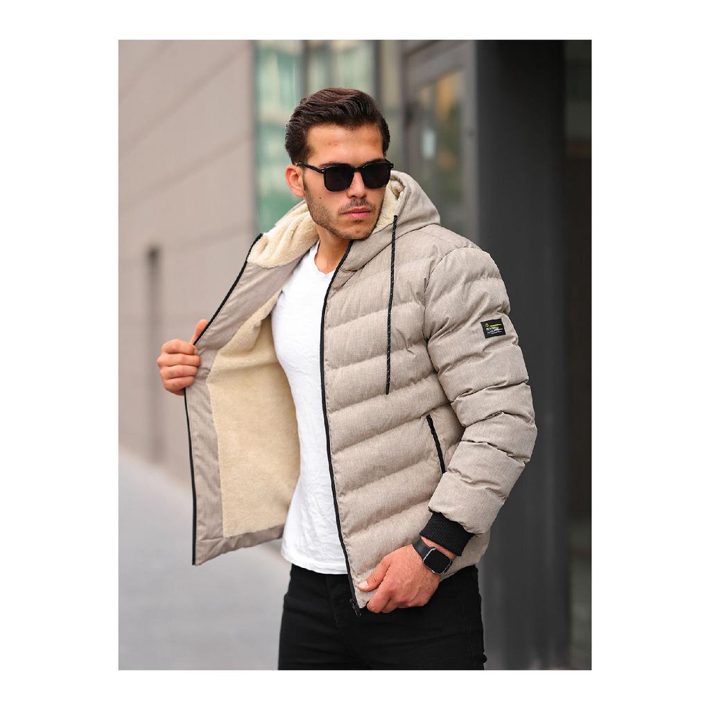 Мужской пуховик черного цвета с меховой отделкой внутри