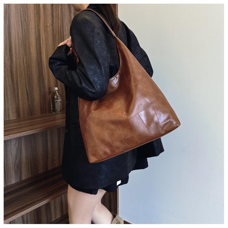 Повседневная мягкая сумка большой вместимости женская 2024 осень новая сумка через плечо в иностранном стиле текстурная сумка-тоут