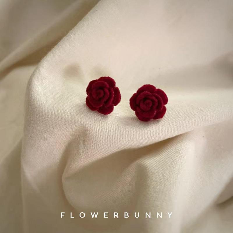 Winter warmth~ temperament versatile cute hairball stud earrings women's lamb wool pom-pom matte earrings autumn and winter ear jewelry