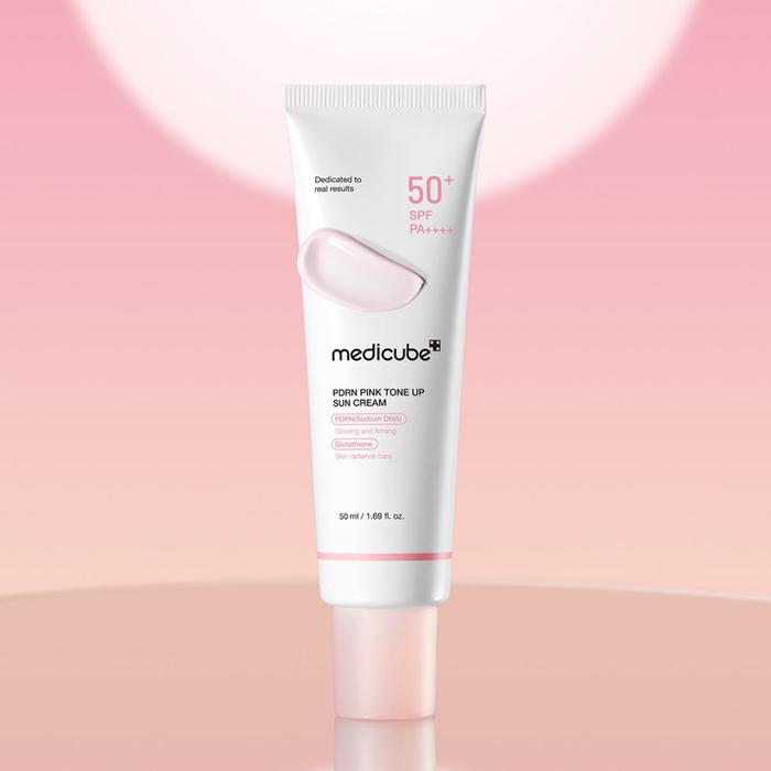 Medicube PDRN Розовый тонизирующий солнцезащитный крем SPF 50+ PA++++ 50 мл
