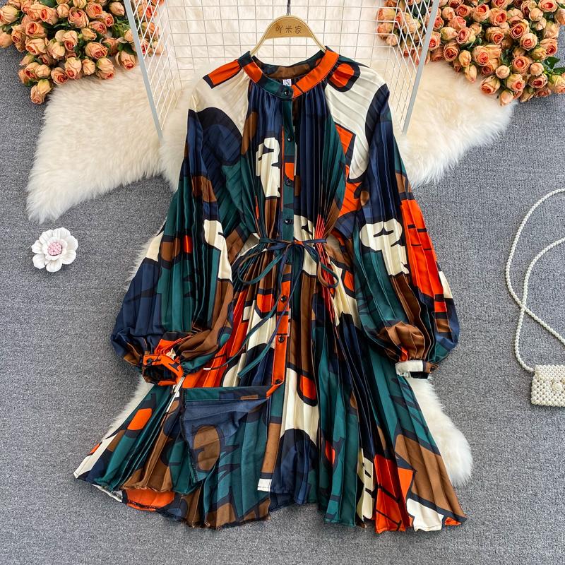 RUGOD Весна и осень популярно в Европе и Америке. Свободное атласное платье средней длины с принтом и круглым вырезом.