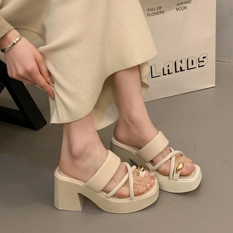 Большой размер крутые шлепанцы на высоком каблуке лето 2025 новая мода набор носок толстая подошва нескользящие повседневные шлепанцы на высоком каблуке тренд