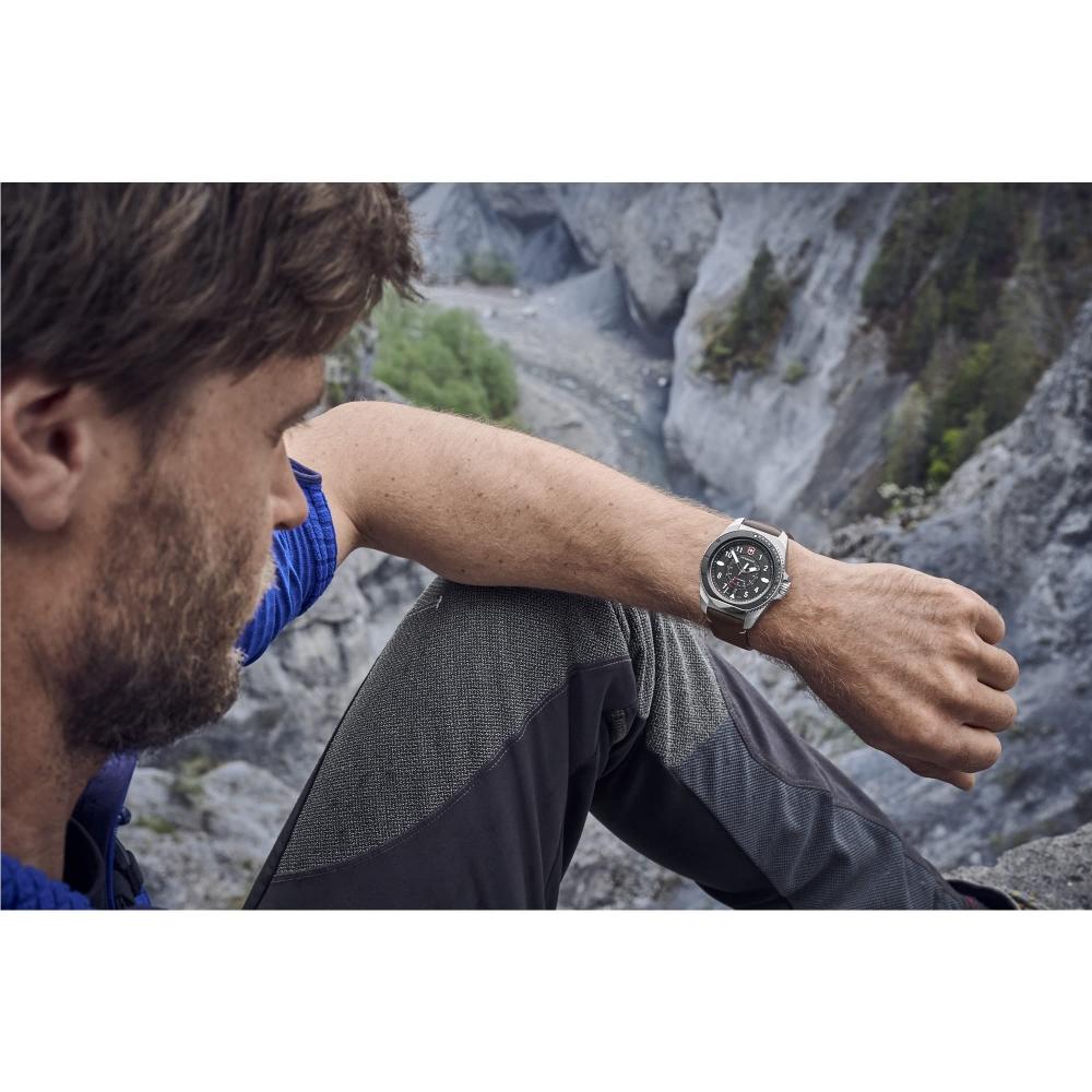 Victorinox Часы JOURNEY 1884 мужские, корпус из нержавеющей стали (316L) Черный циферблат, коричневый кожаный ремешок, поставляется со сменным каучуковым ремешком, кварцевый водонепроницаемый A