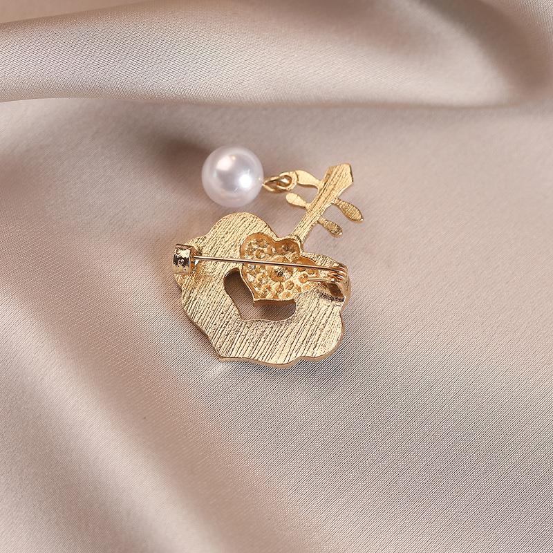 Retro Ruyi Pipa Pearl Brooch for Women, A Light Luxury and Niche Suit Pin