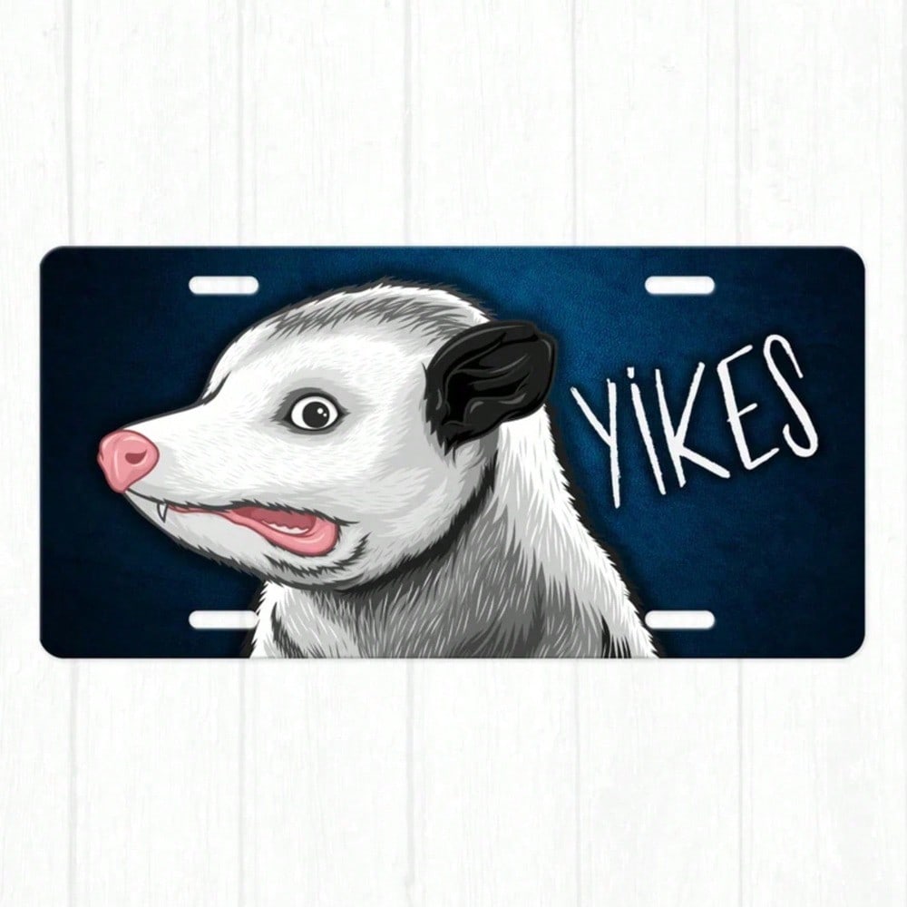 Забавная табличка на номер с опоссумом Yikes Новинка Передний автомобильный знак Алюминиевый Металлический Декоративный автоаксессуар Прочный Антикоррозийный
