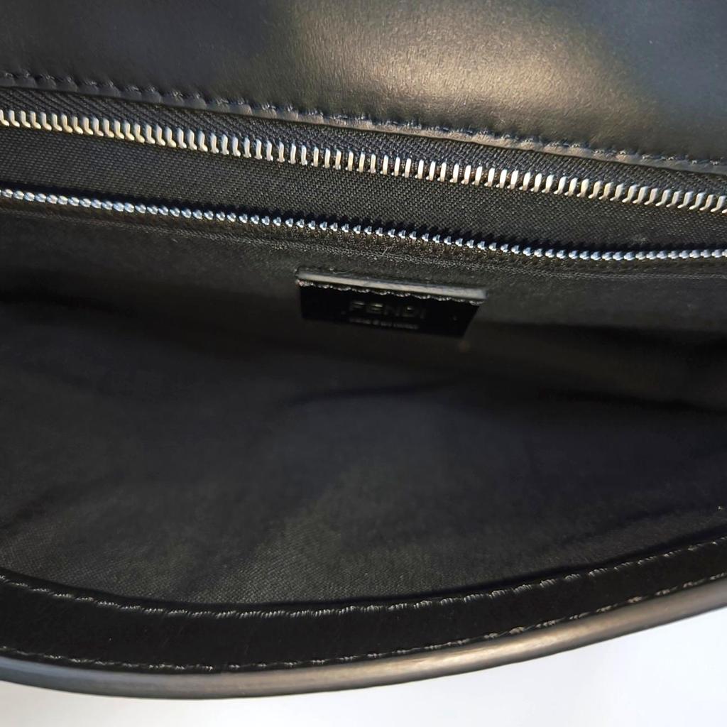 [Pre-Owned] Baguette Silver Buckle Logo FF Pattern Leather Shoulder Bag - Excellent #17E4MOS