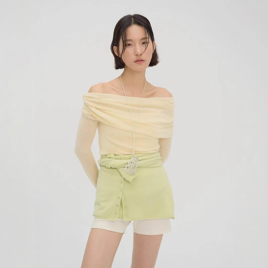 Весна 2025 года. Утягивающий свитер на одно плечо Love & Nancy — корейский стиль, универсальный, элегантный