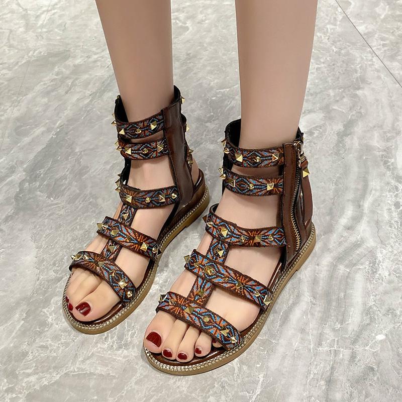 Модная летняя обувь для женщин 2024 года, новые римские сандалии с открытым носком и заклепками на плоской подошве, женские сандалии на открытом воздухе с тотемом и молнией, повседневные женские сандалии