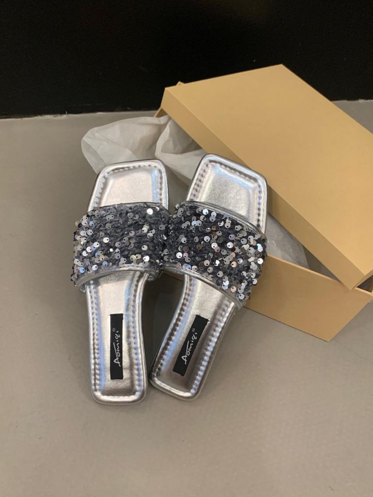 Премиальные серебристые шлепанцы на мягкой подошве, новинка лета 2025, женские сандалии с плоской подошвой, украшенные стразами и пайетками снаружи, для создания образа с темпераментом