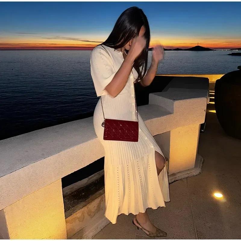 Вязаное однотонное платье с короткими рукавами, круглым вырезом, однобортное, с набедренными карманами, с высокой талией