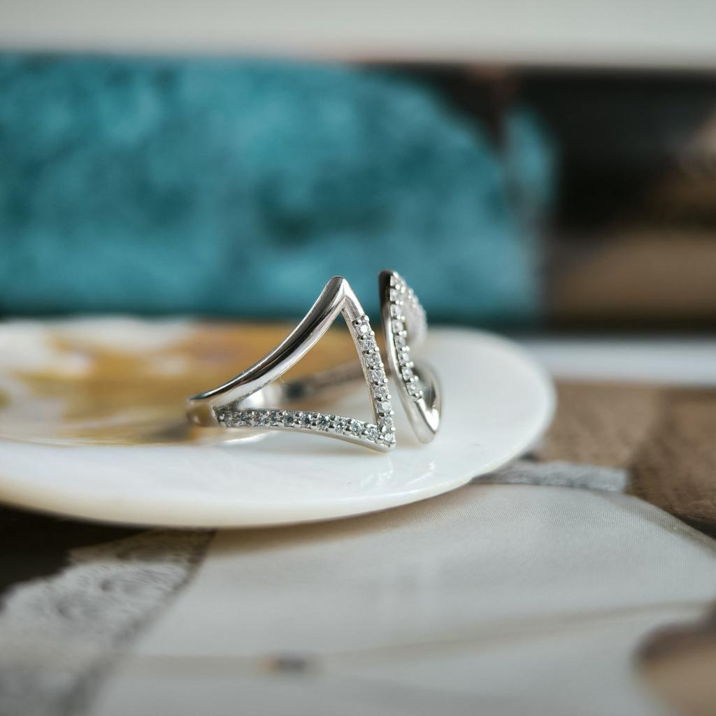 Серебряное кольцо с фианитами 0.36ct, вес изделия 1,83 гр (2197676)