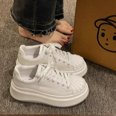 Маленькие белые туфли на толстой подошве, увеличивающие рост, женские, весна 2025, новинка, взрыв интернет-знаменитости, универсальные, с ощущением высокого класса, легкие, повседневные спортивные туфли